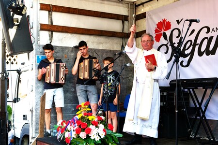 Novo gasilsko vozilo je blagoslovil velesovski župnik in dekan Slavko Kalan